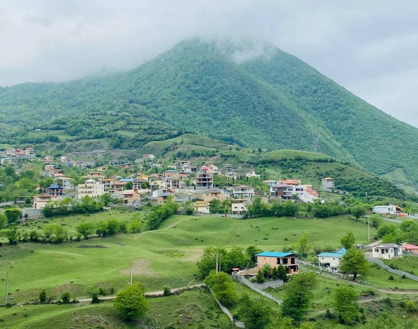 ویلای مدرن نما سنگ جنگلی داخل شهرک غیر بومی در منطقه نور | ۲۳۰ متر