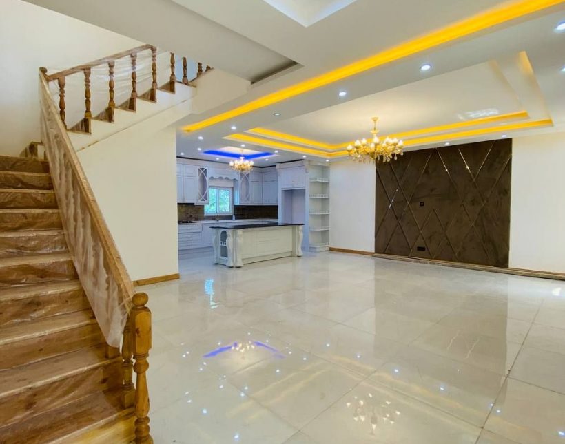 خرید ویلا 300 متری استخر دار نما رومی | ۳۰۰ متر