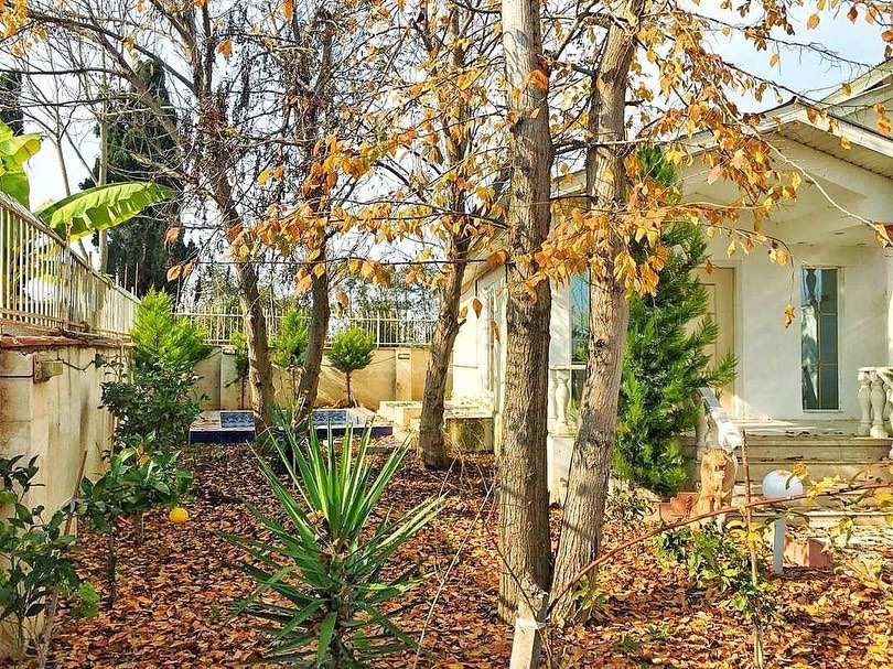 خرید ویلا نیم پیلوت نما رومی استخر دار با سند | ۳۰۰ متر