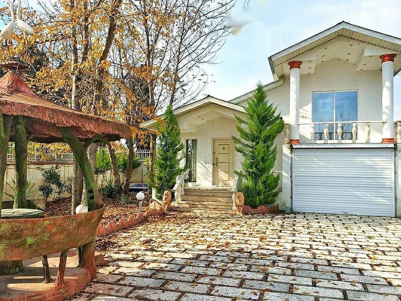 خرید ویلا نیم پیلوت نما رومی استخر دار با سند | ۳۰۰ متر