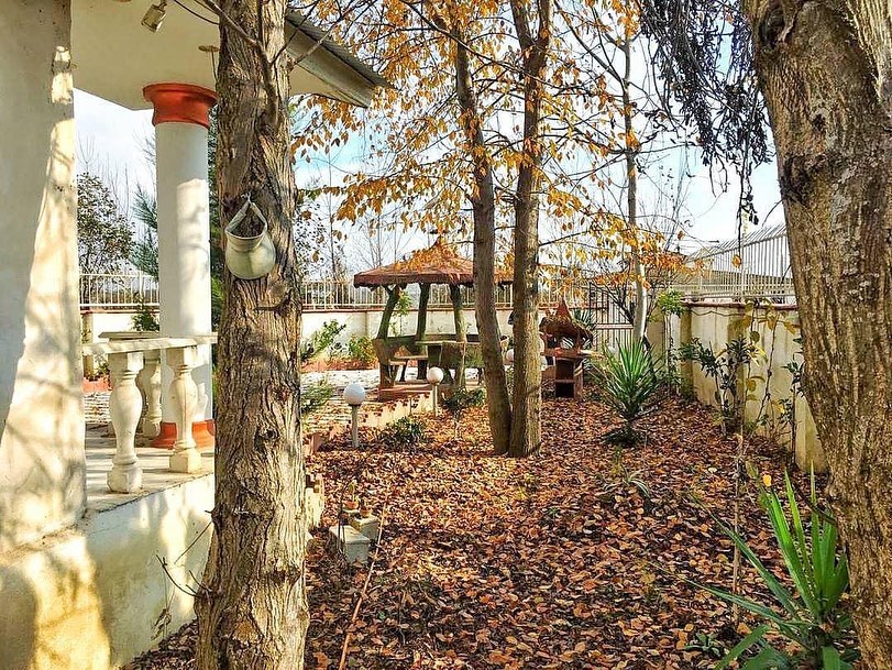 خرید ویلا نیم پیلوت نما رومی استخر دار با سند | ۳۰۰ متر