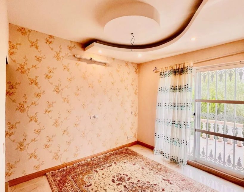 فروش ویلا نیم پیلوت 250 متری نما رومی سند دار | 250 متر