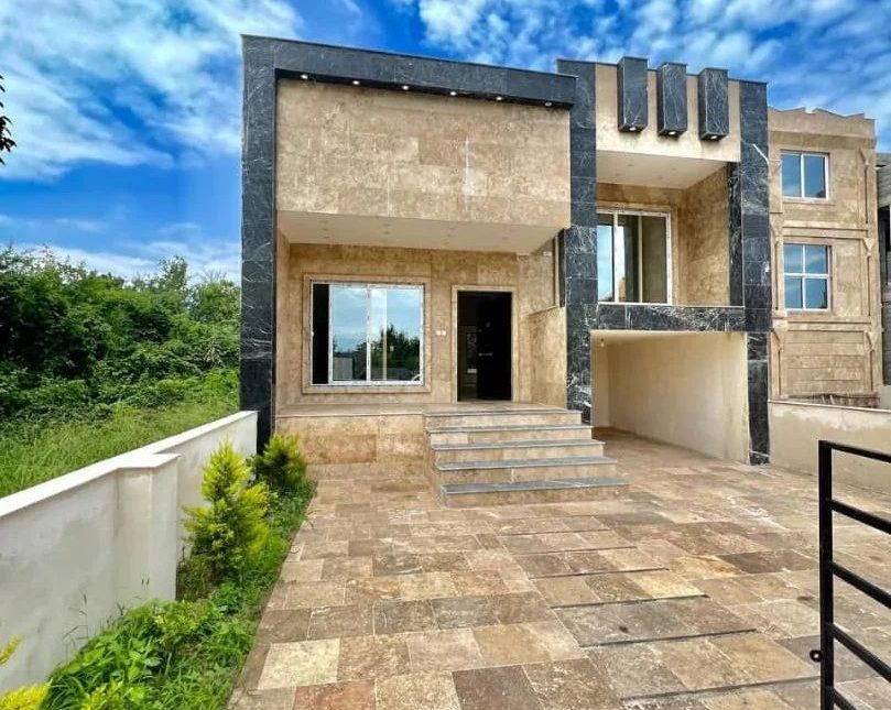 ویلا نیم پیلوت 250 متری شهرکی جفت جنگل سند شش دانگ | ۲۵۰ متر