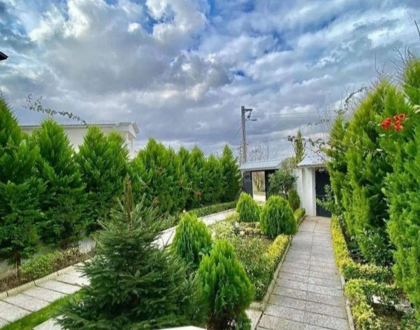 ویلا نیم پیلوت نما رومی 300 متری سند دار | 300 متر