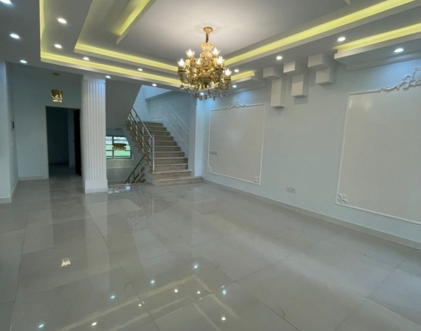 خرید کاخ ویلای شهرکی با استخر ۴ فصل در دامنه جنگل | ۴۵۰ متر