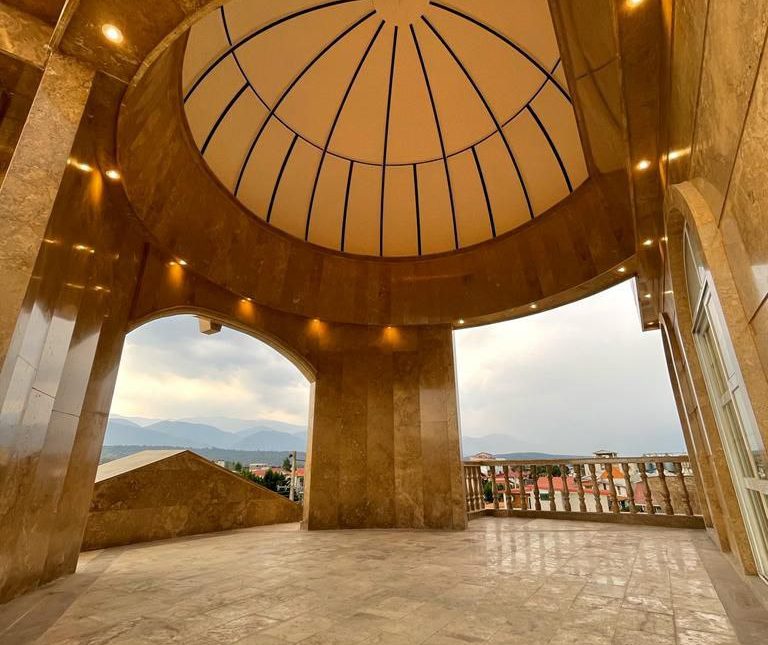 خرید کاخ ویلای شهرکی با استخر ۴ فصل در دامنه جنگل | ۴۵۰ متر