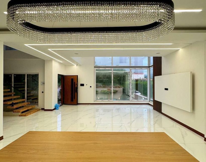 فروش عمارت ۳۶۰ متری با استخر روباز شهرک کنار جنگل | ۴۰۰ متر