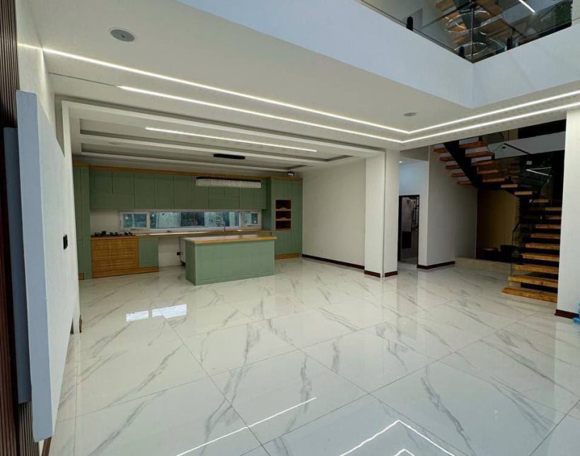 فروش عمارت ۳۶۰ متری با استخر روباز شهرک کنار جنگل | ۴۰۰ متر