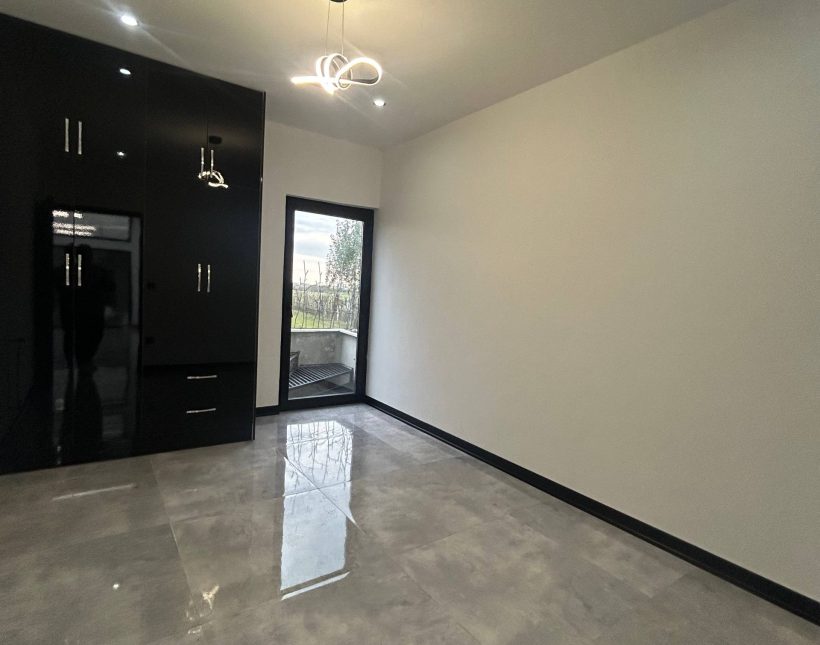 خرید ویلا همکف روف‌دار شیک در منطقه نعمت‌آباد چمستان | ۱۸۰ متر