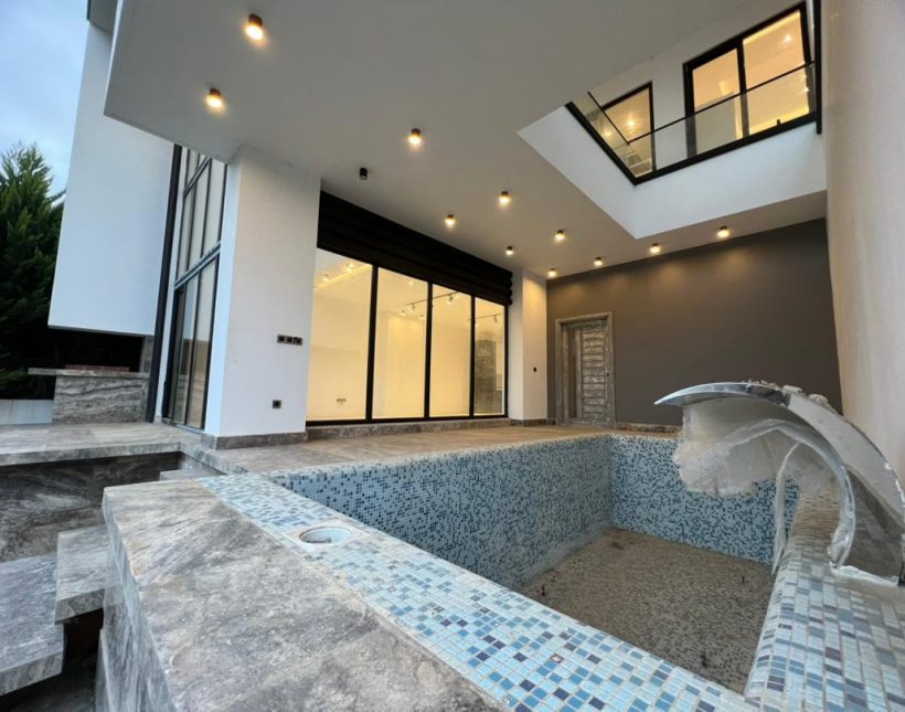 خرید ویلا تریپلکس مدرن روف‌گاردن و استخردار در شهرک برند سیسنگان وازیوار | ۳۶۰ متر