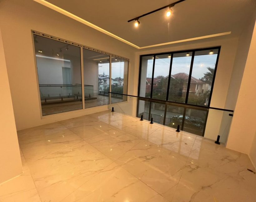 خرید ویلا تریپلکس مدرن روف‌گاردن و استخردار در شهرک برند سیسنگان وازیوار | ۳۶۰ متر