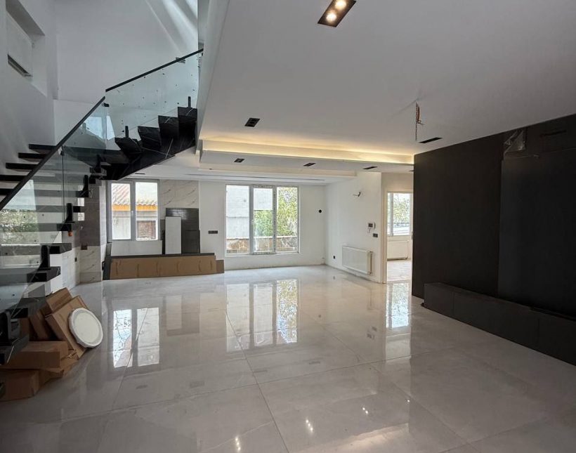 خرید ویلا لوکس و مدرن استخر دار ۶۰۰ متر بنا ایزدشهر | ۷۰۰ متر